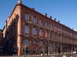 It's on the 1st floor of a backyard building and has a view on the paved patio with a very typical architec. Business Hotels Toulouse City Centre Crowne Plaza Toulouse