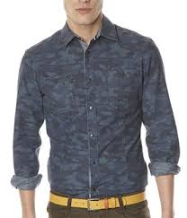 Lot de 2 chemises homme de marque « celio » commes neuves (peu portées), 1 de couleur bleue et 1 beige sableproduit originalpoignet deux boutons, une boutonnièretaille : Chemise Homme Motif Camouflage Celio Coup De Coeur Mode 2021
