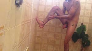 ड्रेसिंग रूम में नहाने वाला लड़का