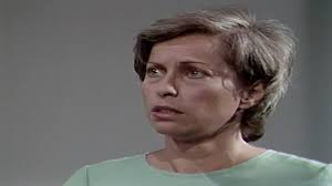 #LaMadrastra (Canal 13, 1981)., Dirección general: Óscar Rodríguez.,  Dirección actoral: Ramón Núñez., Guión: Arturo Moya Grau., Marcia (Jael  Unger) es citada por el alcaide (Mario Montilles) de la ...