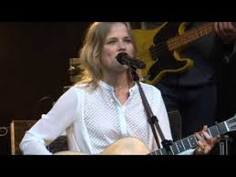 She was born on may 13, 1977 in almelo, netherlands and from an early age showed a great interest in music, winning several competitions. Flying Blind Paroles Ilse Delange Greatsong