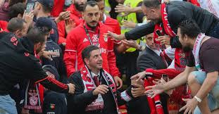 O treinador do benfica, rui vitória, quer terminar a participação na champions com um triunfo prestigioso sobre o aek de atenas, sem esquecer os milhões que isso trará ao. Melhor Treinador Da Liga 2016 2017 E Rui Vitoria I Liga Sapo Desporto