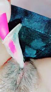 大三丫頭】每一堂課都干這，階梯教室里的情色一幕，坐在最後一排，逼里塞跳蛋，水多又刺激- SOPORN.COM