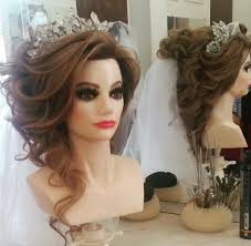 свадебные прически с диадемой и фатой на длинные волосы Korona Nevesta Fata Mejk Wedding Hairstyles Bride Hairstyles Hair Up Styles