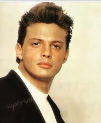 Armando manzanero reveló que luis miguel evitaba cualquier contacto con la prensa cuando era joven, pues le costaba mucho trabajo relacionarse con ellos. 93 Ideas De Luis Miguel En 2021 Luis Luis Miguel Fotos Miguelitos