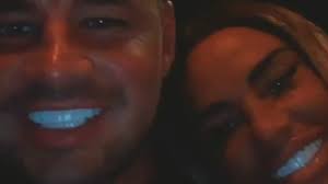 Die strahlend weißen zähne von katie price sind nicht echt. Carl Woods Und Katie Price Neue Zahne Leuchten Im Dunkeln Promiflash De