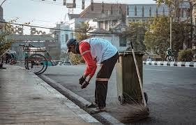 Di rumah adhi hanya ada seorang pembantu yang sudah tua yang bertugas sebagai tukang masak dan mencuci. 10 Gambar Jalan Kembang Jepun Surabaya Ada Grosir Apa Saja Jejakpiknik Com