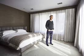 In camera da letto, le preoccupazioni della. Uomo In Piedi In Camera Da Letto Orizzontale Giovane Stock Photo 157573068