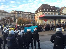 Rapperswil merged lately with the city of jona and is a picturesque town and popular destination for hikers, bikers and families at the weekend in the vincinity of zurich. Marcel Niedermann On Twitter Polizei Stoppt Unbewilligte Antifa Demo In Rapperswil Mit Grossaufgebot Inkl Helikopter