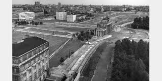 Am historischen ort in der bernauer straße erstreckt sie sich auf 1. Building And Development Of The Berlin Wall Berlin De