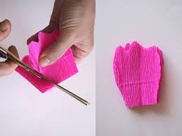 Jolies fleurs crépon pour petites mains. Diy Couronne De Fleurs En Papier Facile A Faire Soi Meme A La Maison