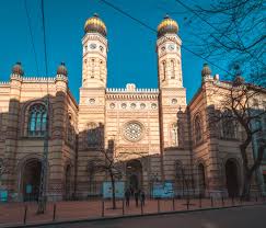 Budapest /ˈbuːdəpɛst/ an kapitolyo asin pinakamatawong syudad sa hungary, asin ika sampolong pinakadakulang syudad sa european union base sa populasyon asin limitasyon kan syudad. 15 Sehenswurdigkeiten In Budapest In 3 Tagen Reisefuhrer Tipps