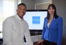 Ο έλληνας σταρ για δεύτερο σερί ματς τελικών είχε 40+ πόντους και 10+ ριμπάουντ και μπήκε σε ένα κλαμπ. O Giannhs Antetokoynmpo Prwtagwnisths Sto Neo Spot Toy Ellhnikoy Toyrismoy Gia Thn Pagkosmia Probolh Ths Elladas Ellhnikh Kybernhsh