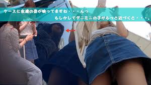 脚を４の字にしちゃう可愛い女の子、スーツケースにも反射するフロントパンチラ！ - 逆さ撮り博物館3
