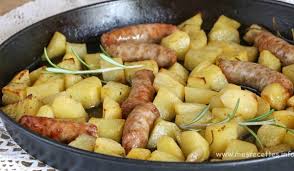 Pommes De Terre Et Saucisses Au Four Recettes Faciles Recette Saucisse Au Four Recettes De Cuisine Pomme De Terre