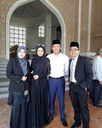 Beliau telah didatangi oleh seorang wanita yang menceritakan sepanjang satu tahun berkahwin, suaminya sekalipun tidak pernah menyentuhnya. Tak Tahan Didesak Isu Larang Jumpa Anak Bekas Isteri Nedim Nazri Tampil Beri Penjelasan Kisah Dunia