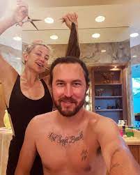 Kate hudson and danny fujikawa dance with daughter rani, 2, while listening to vinyl: Kate Hudson Cuts Boyfriend Danny Fujikawa S Long Hair People Com