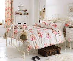 Transformer un lit en fer forgé en canapé d'extérieur | diy family. Decoration De La Chambre Romantique 55 Idees Shabby Chic