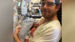 Femeie tinuta in viata de aparate doar ca sa-si nasca fiul. Ziua in care  sotul ei a ras cu un ochi, iar cu celalalt a plans