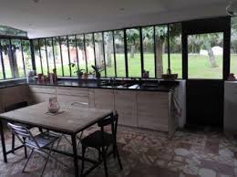Une Verriere A L Ancienne Pour Une Cuisine Dans Un Jardin Veranda Cuisine Cuisine Veranda Extensions Cuisines Maison