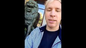 Han säljer sin samling med över 10.000 böcker