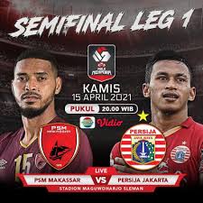 Pesepak bola persija jakarta marco simic (tengah) berebut bola di udara dengan pesepak bola psm makassar erwin gutawa (dua kanan) saat pertandingan semifinal piala menpora 2021 di. Am 1hypxrqtznm