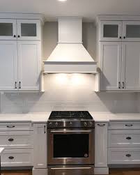 Modern Farmhouse White Kitchen With White Subway Tile Backsplash And Chimney Ho Modern Farmhouse Kitchens Farmhouse Kitchen Backsplash White Farmhouse Kitchens