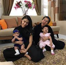 Sharifah sakinah dah ada teman lelaki yang sayang dia seadanya. Rotikaya Comel Belaka Anak Sharifah Sakinah Dan Sharifah Facebook