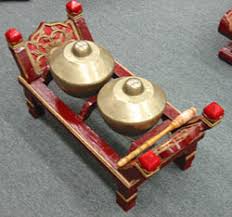 Kenong merupakan alat musik gamelan yang termasuk dalam keluarga 'pencon' di samping bonang yang sudah kita bahas sebelumnya. 15 Alat Musik Gamelan Jawa Lengkap Dengan Gambar Haipedia Com