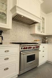 Suzie Arch Interiors Schone Kuche Mit Decke Aus Elfenbeinfarbenen Perlen Kuchenschranken Aus Elfenbeinf Schone Kuchen Graue Kuchenschranke Kuchendekoration