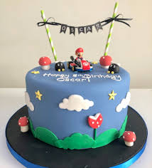 Tarta super mario para el cumple de un gran fan de los videojuegos, decorada con modelados en chocolate plástico elaborados a mano. Mario Kart Birthday Cake Etoile Bakery