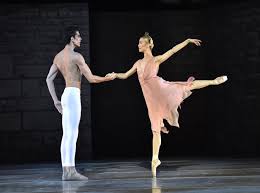 Palermo'da doğan abbagnato, 4 yaşında dans etmeye başladı ve 12 yaşında marika bresobrasova dans okuluna. Eleonora Abbagnato Chi E Carriera E Vita Privata Della Ballerina