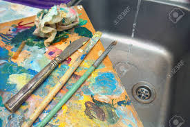 washing dirty artist palette and