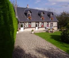 Devant le gite terrasse avec transats,pelouse. Gite A Honfleur Proche De Deauville Trouville A Honfleur