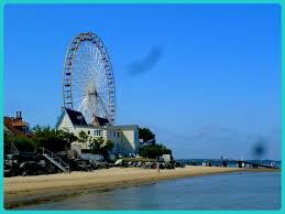 Plage Et Grande Roue A Cote De La Cote D Argent Ronce Les Bains