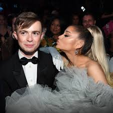 It appears to be real estate agent dalton gomez, whom grande has reportedly been dating for months, but has so far declined to identify. Who Is Ariana Grande S Friend Doug Middlebrook Popsugar Celebrity