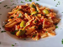 Aggiungiamo il tonno e mezza zucchina tagliata a dadini. Pasta Al Sugo Di Pomodoro Tonno E Olive Verdi Curarsi Con Gusto