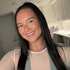 Leann Hooker's Instagram, Twitter & Facebook