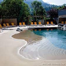 piscine collective avec plage de sable