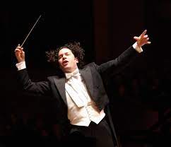 Gustavo dudamel stört diese kalifornische liebkosung nicht. Gustavo Dudamel Adac Reisen Fur Musikfreunde
