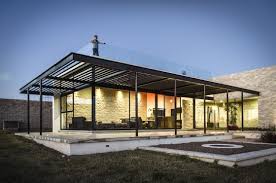 Fachada de casa moderna en tonos blanco y negro con barandas de vidrio en las terrazas. 10 Modelos De Casas Modernas De Un Piso Ideas Y Estilos Para Construir