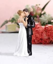 Tortenfigur Fur Die Hochzeitstorte Brautpaar Mit Roten Rosen Amazon De Garten Tortenfiguren Hochzeit Tortenfiguren Hochzeitstorte Brautpaar