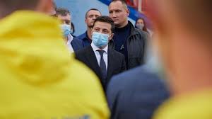 На фото зеленского заметили, чему у него должен поучиться путин. Zelenskij Sravnil Rost Koronavirusa S Otkrytiyami Magazinov Roshen