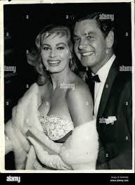 Sett. 09, 1956 - Premiere del film  Ragazzi e bambole presso il Teatro  Impero - Leicester Square: un gran numero di schermo più personaggi famosi  hanno partecipato alla premiere di Sam