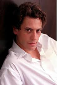 Guapo, guapo y guapo! Ioan forever.