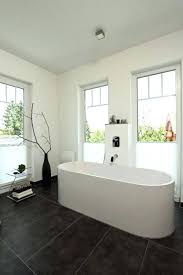 Badezimmer Deko Fenster Home Decorating Ideas Badezimmer Garten Mobelmodelle In 2020 Badezimmer Deko Badezimmer Eckbadewanne