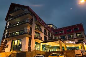 Desi hotelul este inconjurat de padure de molid si jarice cu vechime de peste 130 ani, la insistentele noastre asupra ministerului mediului si daca turistul lasa lumina aprinsa ventilatorul conectat pe intrerupator va functiona in continuu. Hotel Ski Sky Predeal Updated 2021 Prices