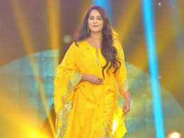 Anushka shetty thaman s unni mukundan anushka. Anushka Shetty Is The Ultimate Dream Girl In A Sunshine Yellow And Gold Suit Pinkvilla