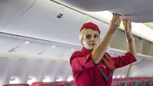 ग्लैमरस मानी जाती है इस फील्ड की जॉब, 1 लाख रुपए तक मिलती है सैलरी, सिर्फ  लड़कियों मिलती है नौकरी | Air hostess is considered as a glamorous career  option, know their