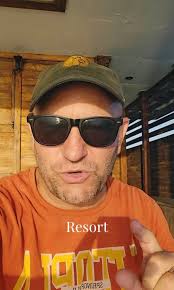 Tourist stays in 'claustrophobic' underwater hotel room and people can't  handle it